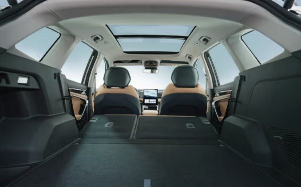 Със сгънати задни облегалки товарното пространство надхвърля 1600 литра